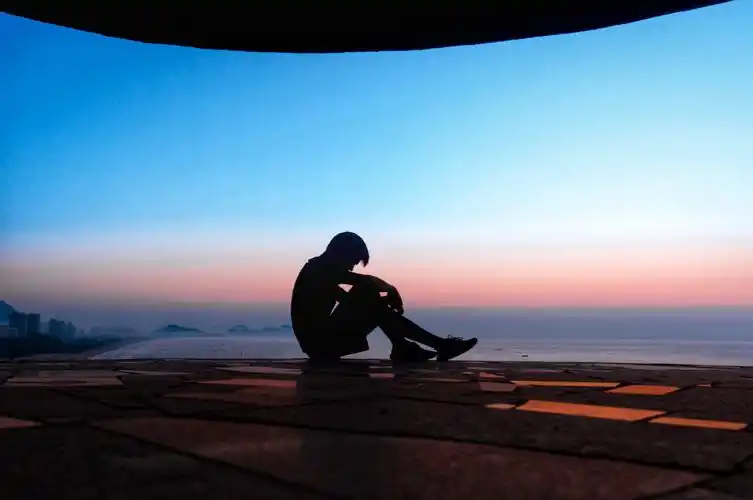 那一天他独自一人看了43次日落