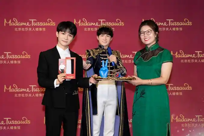 周深蜡像入驻北京杜莎夫人蜡像馆