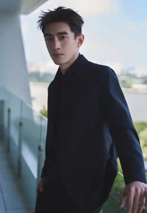 林更新穿正装好显贵啊!浑身的荷尔蒙气息,哪怕一个侧脸都是绝杀_身姿_