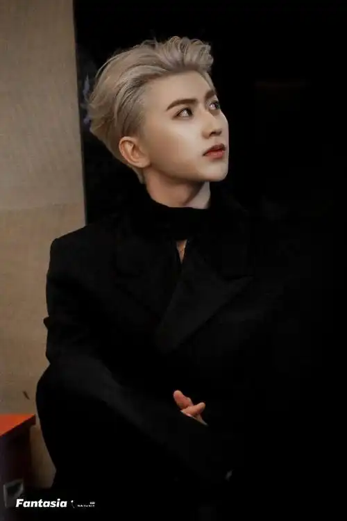 蔡徐坤撩头发摸下巴