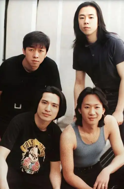 今天我想说一说从小到大我一直爱的beyond乐队.