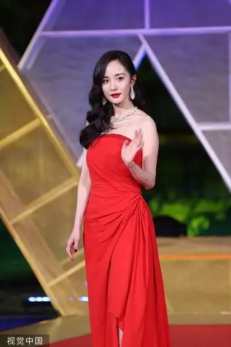 杨幂亮相32届金鸡奖红毯 抹胸红裙妩媚性感