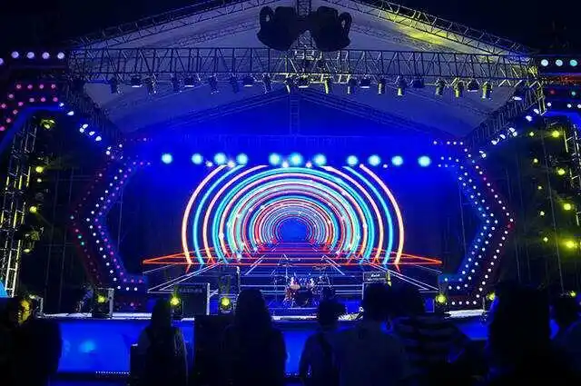 大型舞台,震撼的灯光特效