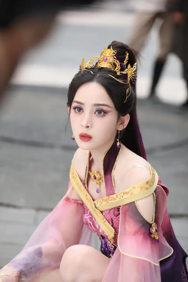 古力娜扎一身紫衣古装亮相,高马尾金簪的造型显得英气十足.