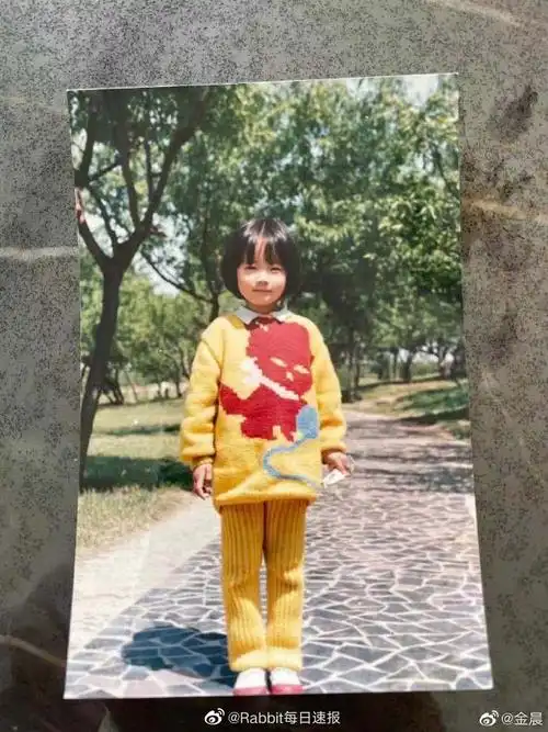 现在又互爆小时候的照片,这两人的互动也太好笑了吧#了不起的女孩#里