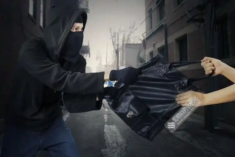 男子蒙面抢劫称在借钱 让其不要报警留下电话3天后还钱