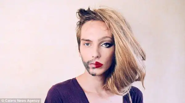 "半男半女"的阴阳脸艺术家