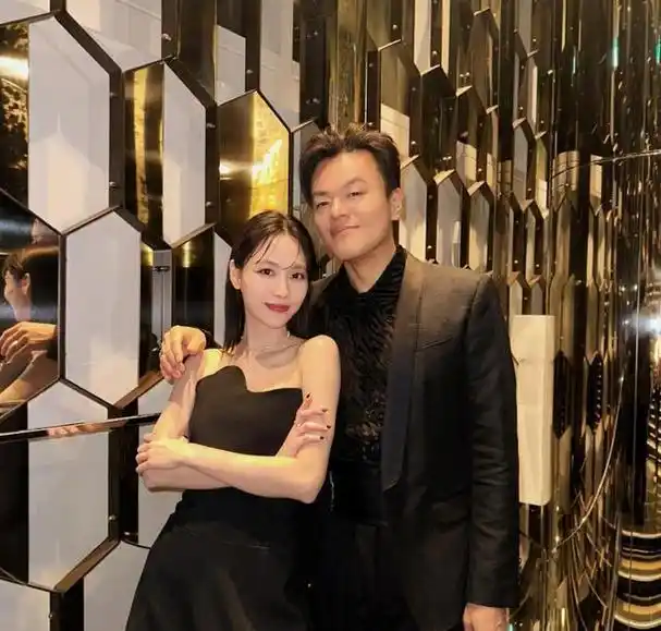 歌手王霏霏晒出与jyp朴振英合照,梦回missa了,两人是否准备合作