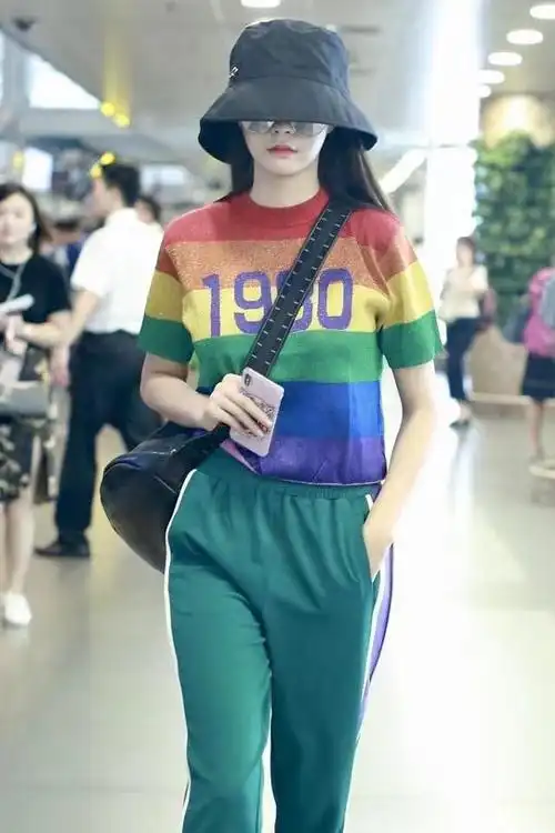 沈梦辰30多岁还像小姑娘一身花睡衣走机场照样青春靓丽好洋气