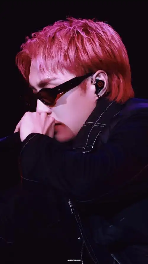 发机场路透图#张艺兴最新机场路透照片公布,黑色帽子粉色头发好亮眼呀