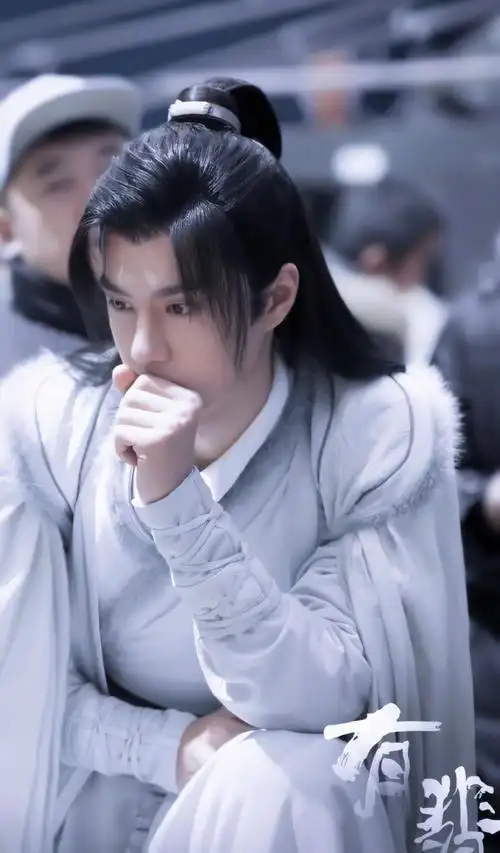 发髻轻挽尽显少年风流有翡王一博谢允造型解锁古装新造型