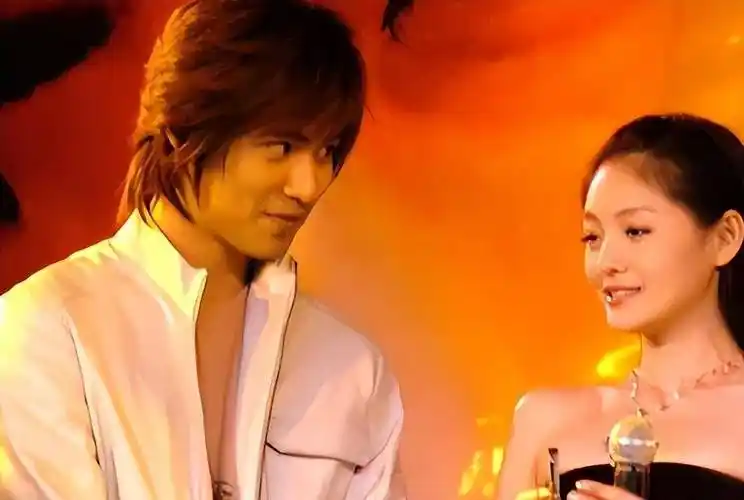 周渝民出车祸了.大s立即赶到医院,将周渝民抱在怀里,安慰他.