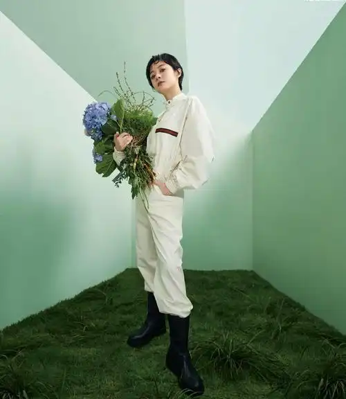 孙俪解锁开学季学妹穿搭风,白t恤配高腰休闲裤,简约减龄又清新