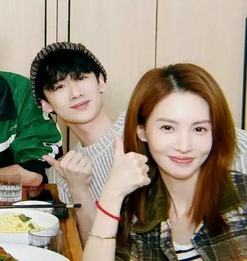 金晨直播回应恋情澄清白敬亭被冤枉这姐是真敢说啊