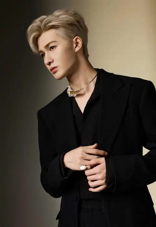 新闻240825朱正廷在乐华家族演唱会大放异彩粉丝热情支持