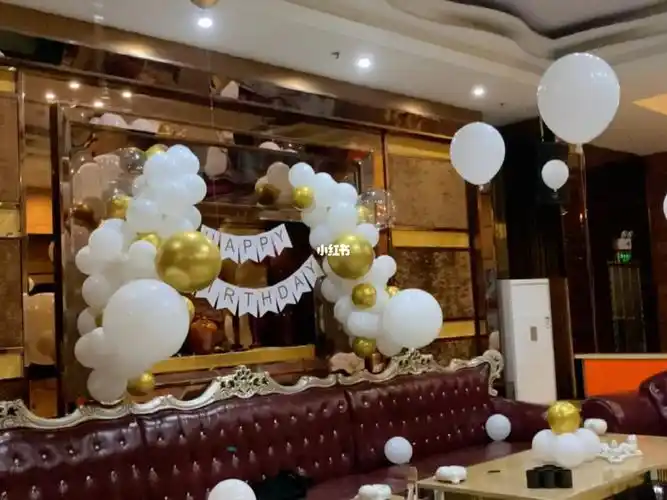 ktv包厢布置白金色系气球生日包厢布置