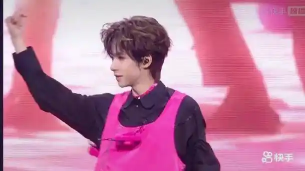 贺峻霖#时代少年团演唱会#《eyes for you》舞台!