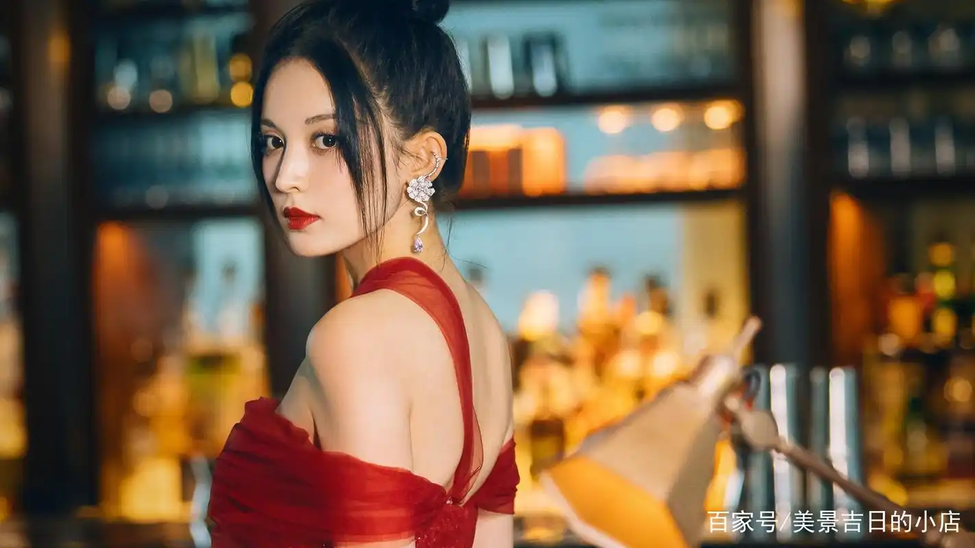 古力娜扎身穿一袭莓色星光纱裙,搭配璀璨珠宝,尽显优雅气质!