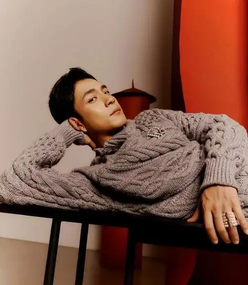 韩东君秋季时尚大片,展露硬朗身材,男人味十足!这样穿很养眼