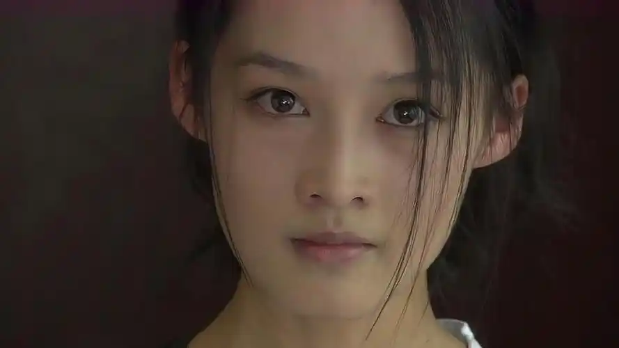 守望的天空:李沁无意拿起手机,立马识破总裁父亲阴谋,有戏看了-影视综