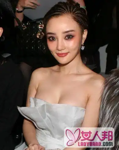 李小璐隆胸过程 看李小璐如何从a变成e / 比乐族