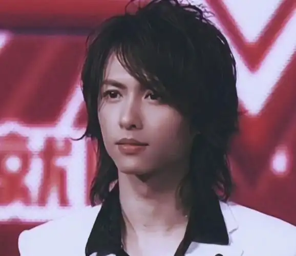 而张淇是可以的,颜值确实给人一种年轻感,到了这个年纪还有年轻态的