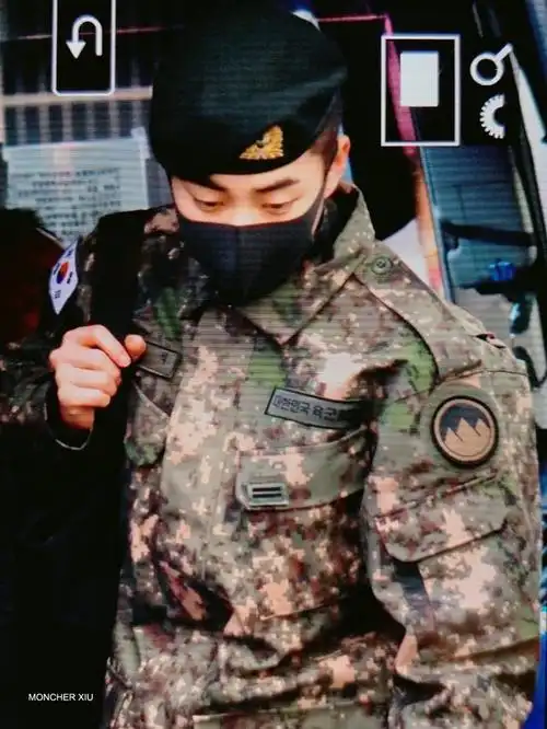 金珉锡今日音乐剧上班照来袭,一身军装展示飒爽英姿