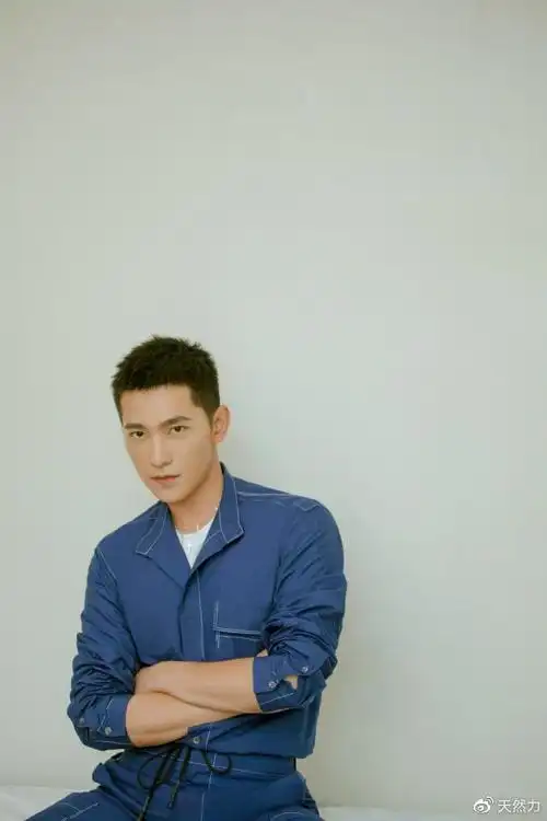 杨洋蓝色工装寸头活动现场秀乒乓球杨洋a爆了