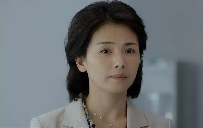 由正午阳光出品的《县委大院》,刘涛也出演了一个配角李唐,也是该剧的