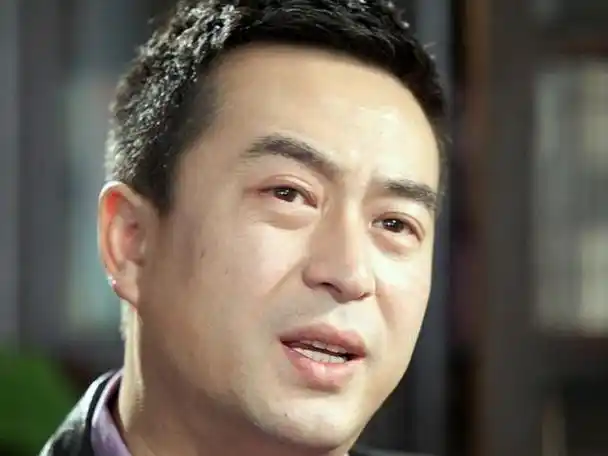 张嘉译是中国著名男演员,以其精湛的演技和多才多艺的表演风格而广受