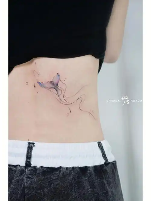 彩色北京纹身鲸尾拍打浪花