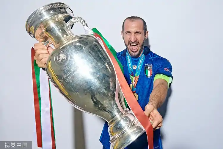 2021年夏天,基耶利尼和意大利队捧起欧洲杯冠军.