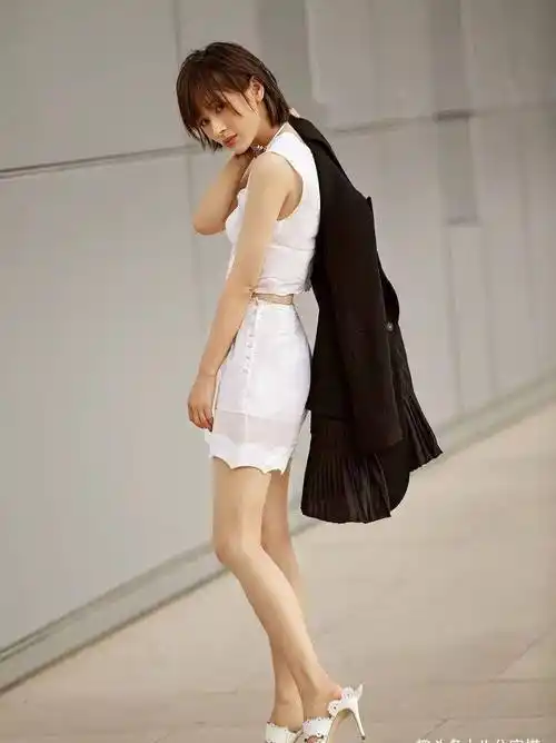 王子文穿衣打扮真"豪放",穿银白色套装简约大气,大秀曼妙身姿_身材