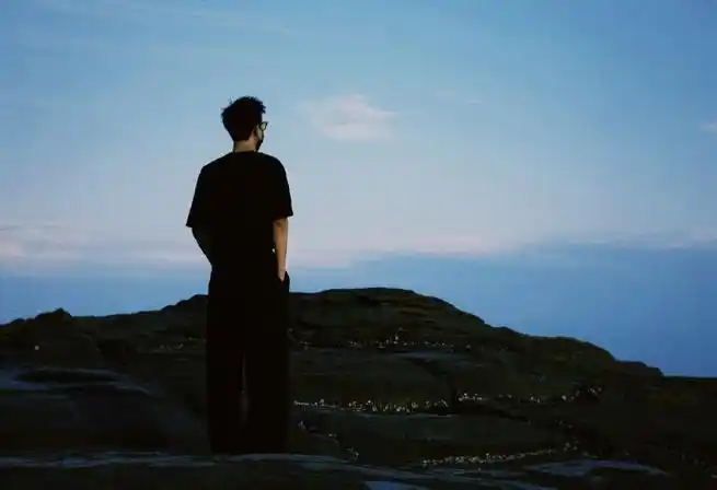 李现全黑造型海边随拍##李现海边九宫格碎片