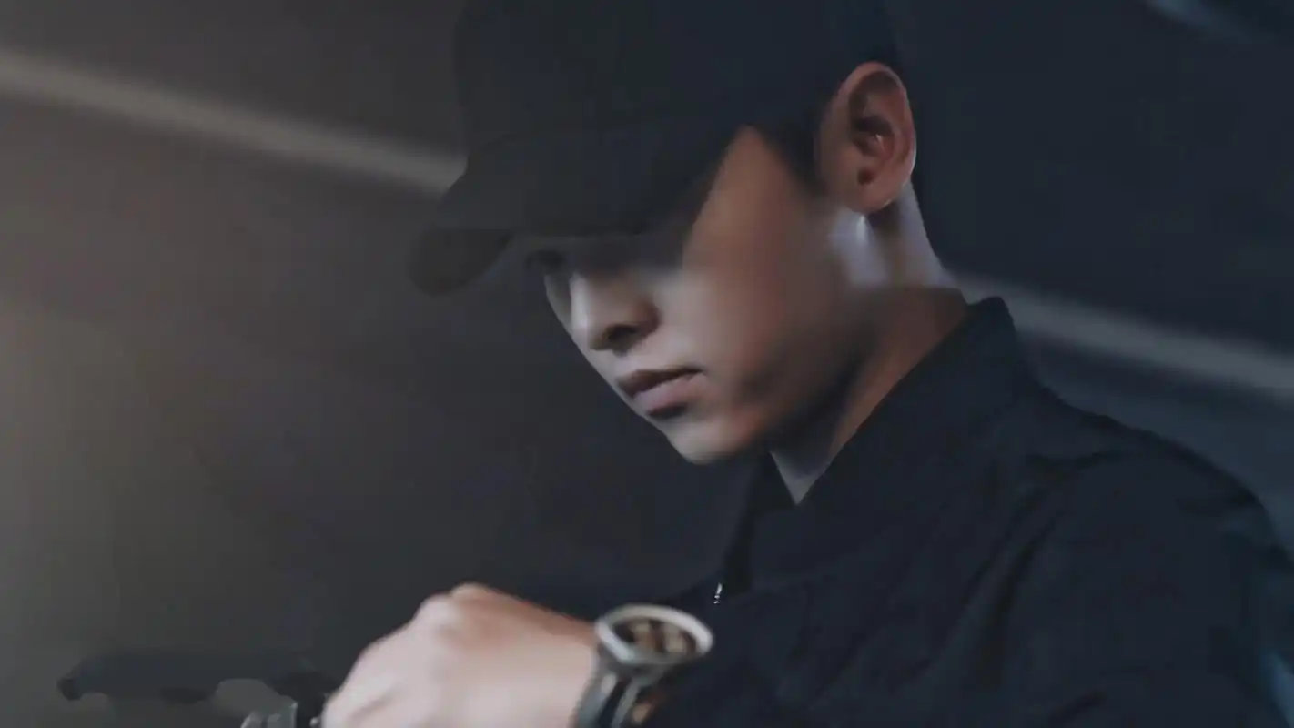 宋仲基《太阳的后裔》黑衣剧照图片桌面壁纸