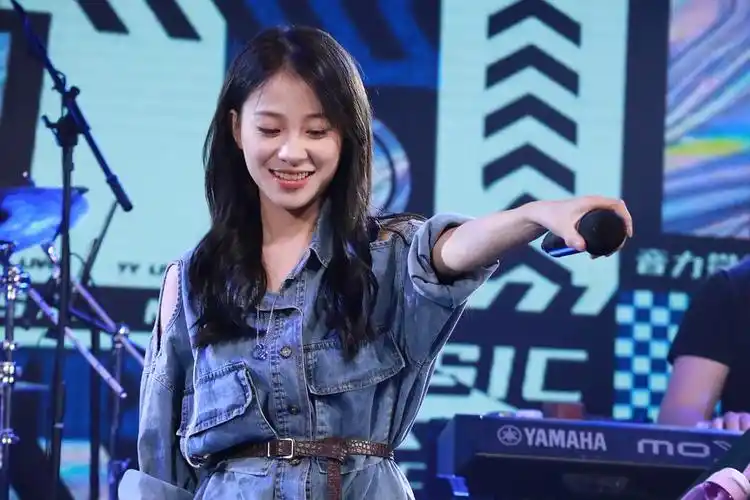 之前在路边唱歌的小阿七接了长发的样子是什么水平