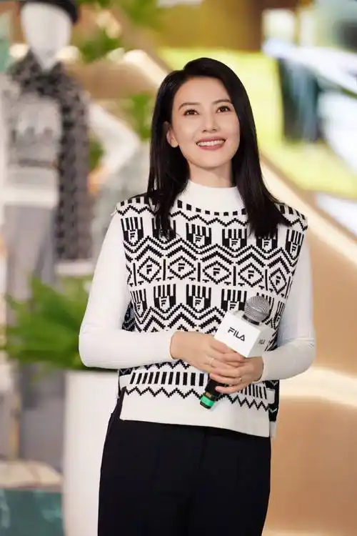 高圆圆解锁秋日优雅,诠释fila奢雅运动风范_系列_时尚_的设计
