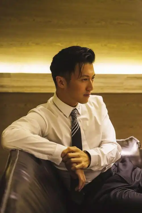 40岁谢霆锋帅气不减当年,西装背头魅力十足,"生图"状态太好了