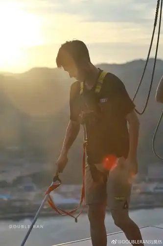 刘昊然蹦极的时候可以说是意气风发了吧.