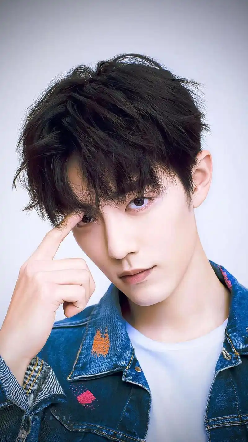 青春洋溢少年肖战帅气写真