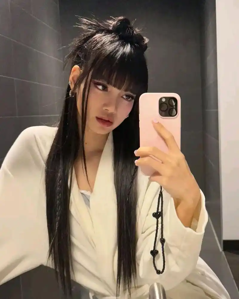 近日blackpink成员lisa在社交媒体发布了个人自拍