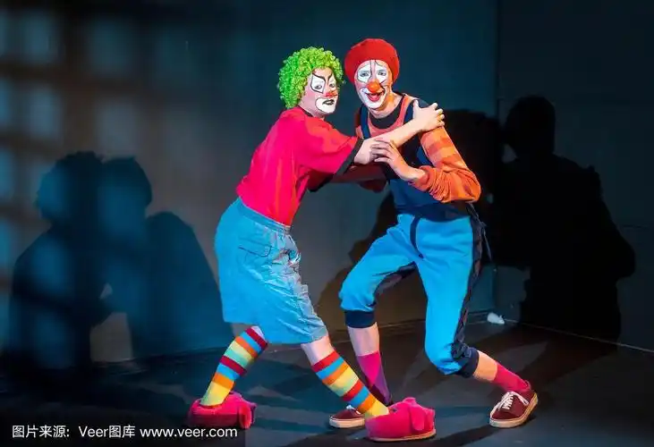 表演配对舞蹈的男性小丑
