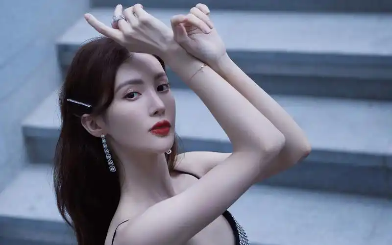 金晨开叉裙精致性感高清桌面壁纸