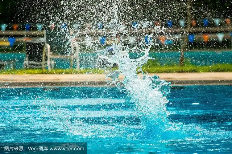 游泳俱乐部泳池水花