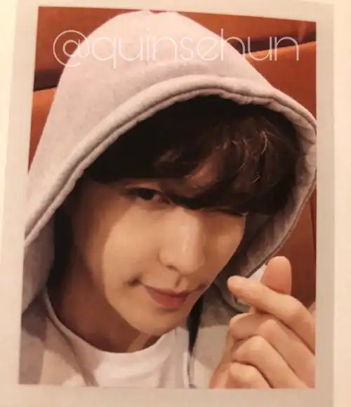 张艺兴比心自拍