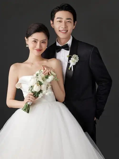 被朋友夸赞的极简风婚纱照60简约大气