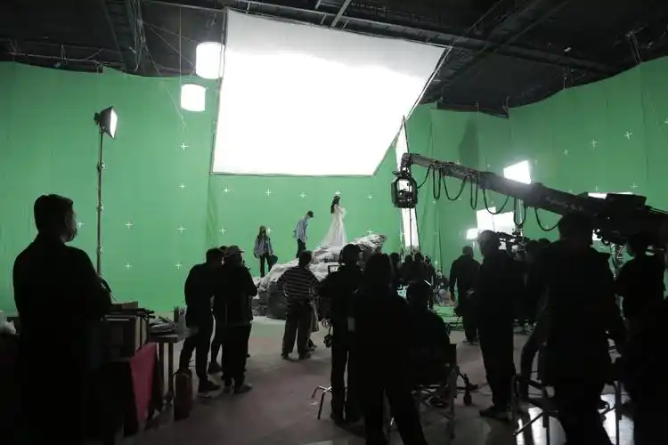 近日,杨幂在某地片场照片流出,布景魔幻感浓重