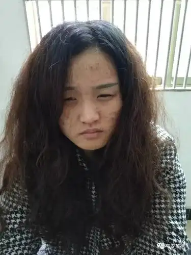 英德黎溪抓获1名女毒贩及5名吸毒人员!