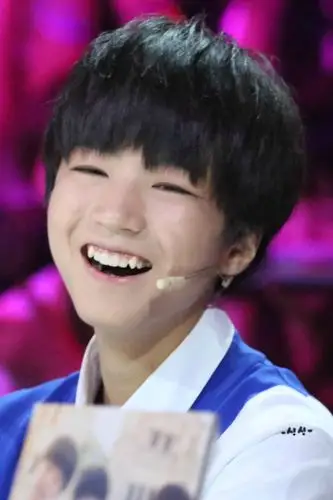 tfboys王俊凯 2014.8.28 年代秀.cr:logo