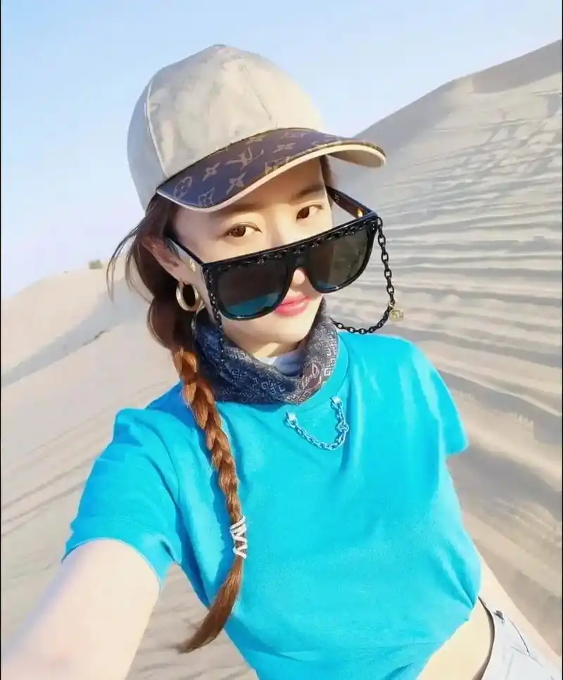 刘亦菲晒旅游照异域风穿搭像极了公主.